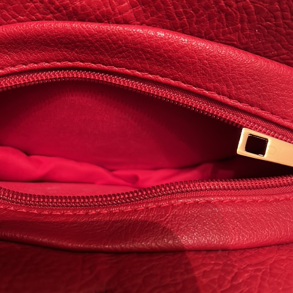 Temp HOLD for CALA!!   RED Lip Shape Chain Crossbody/Shoulder Bag - Picture 6 of 7